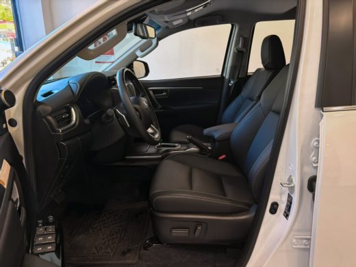 TOYOTA Hilux - foto 8