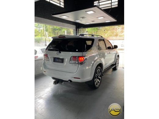 TOYOTA Hilux SW4 - foto 4