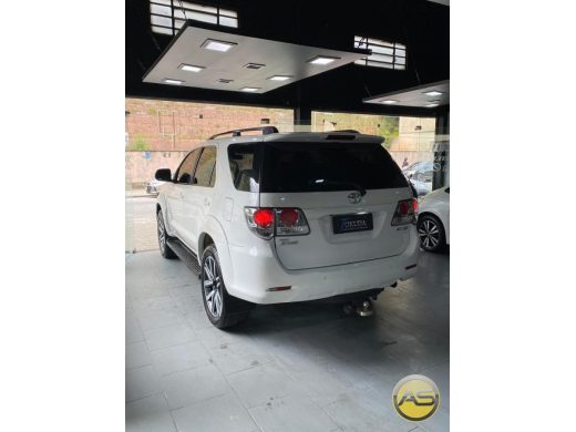 TOYOTA Hilux SW4 - foto 6