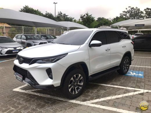 TOYOTA Hilux SW4 - foto 2