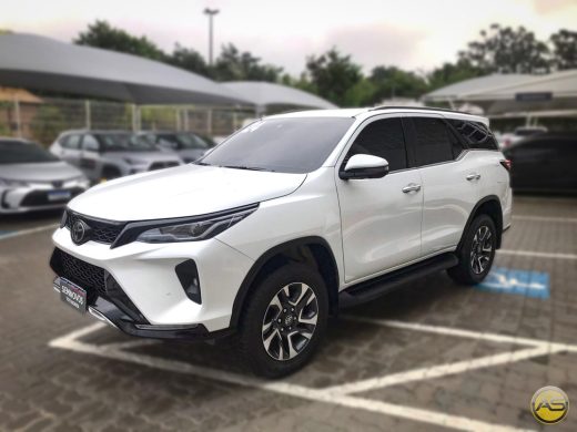TOYOTA Hilux SW4 - foto 3