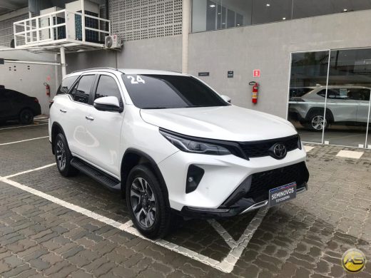 TOYOTA Hilux SW4 - foto 4