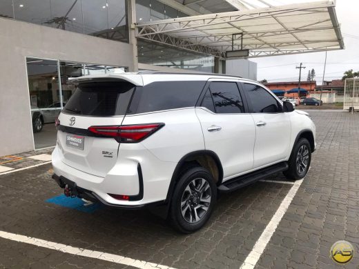 TOYOTA Hilux SW4 - foto 5