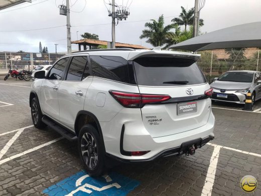 TOYOTA Hilux SW4 - foto 6