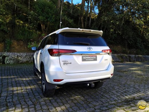 TOYOTA Hilux SW4 - foto 5