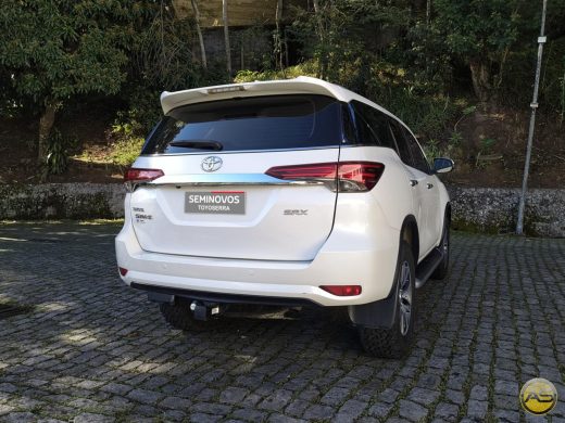 TOYOTA Hilux SW4 - foto 6