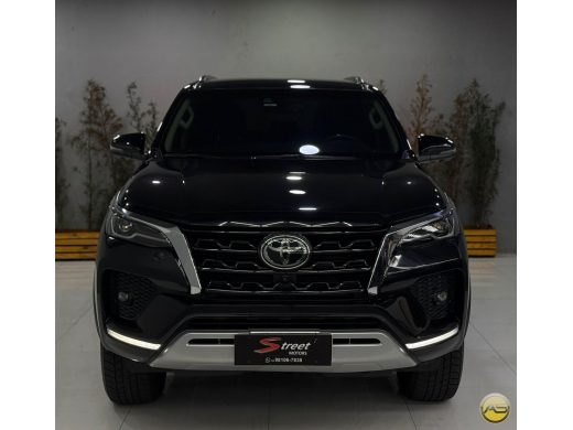 TOYOTA Hilux SW4 - foto 2