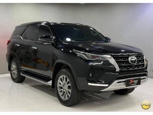 TOYOTA Hilux SW4 - foto 3