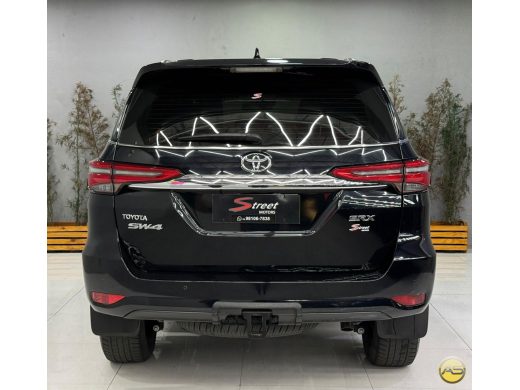 TOYOTA Hilux SW4 - foto 4