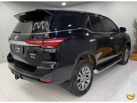 TOYOTA Hilux SW4 - foto 5