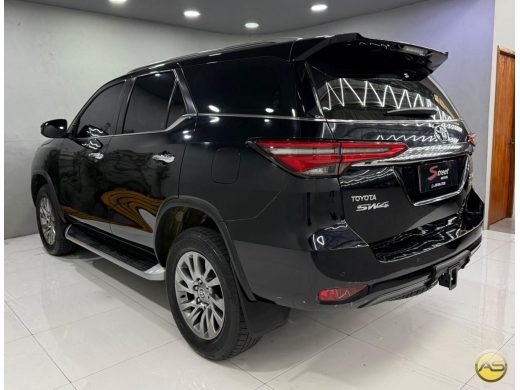 TOYOTA Hilux SW4 - foto 6