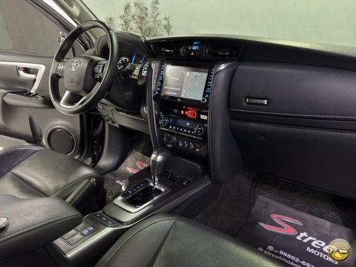 TOYOTA Hilux SW4 - foto 9