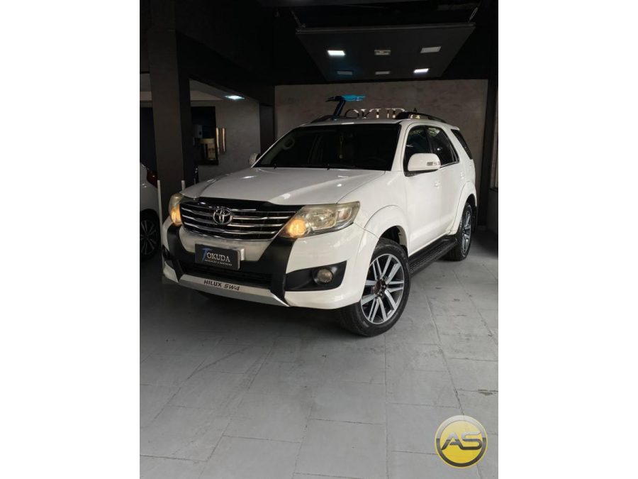 TOYOTA Hilux SW4 - foto 1