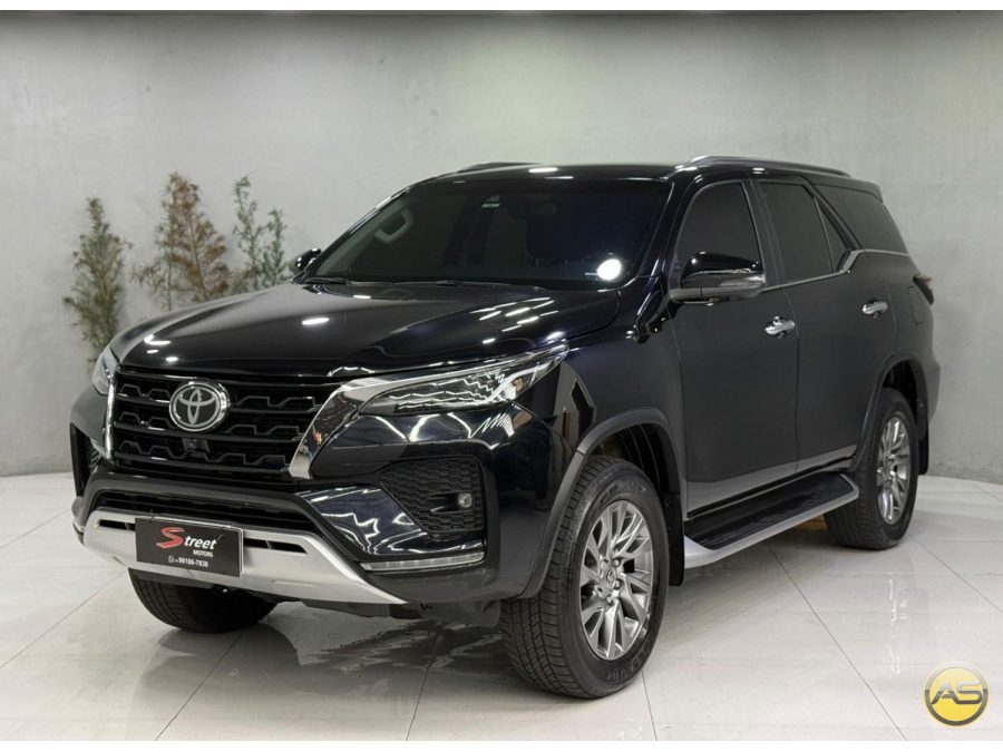 TOYOTA Hilux SW4 - foto 1